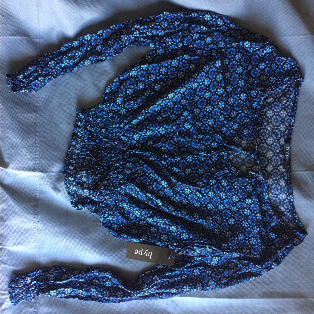 NWT Beautiful light top Large Blue Sleeve Pattern